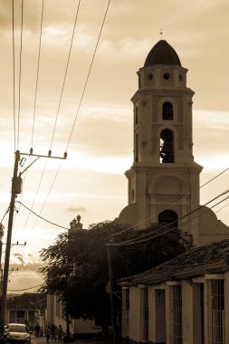 Trinidad, Küba - 25 Ocak 2017: Küba sokak günbatımı oldtimer Trinidad, Küba ile. Trinidad Küba Adası ana turistik yerlerinden biridir.