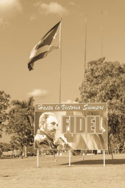 Santa Clara, Cuba-Ocak 6, 2017: Poster görüntü Fidel Castro ve şehrin Santa Clara, Küba Devrimi meydanında Küba bayrağı ile. Sonraki Ernesto Che Guevara saygı Türbesi olduğunu.