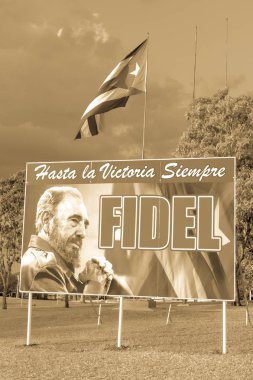 Santa Clara, Cuba-Ocak 6, 2017: Poster görüntü Fidel Castro ve şehrin Santa Clara, Küba Devrimi meydanında Küba bayrağı ile. Sonraki Ernesto Che Guevara saygı Türbesi olduğunu.