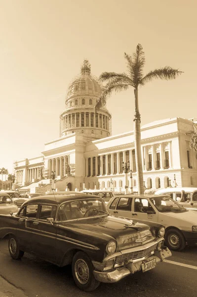 Havana Cuba Janvier 2017 Une Voiture Époque Circulant Devant Capitole — Photo