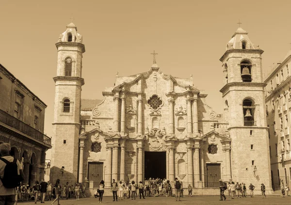 哈瓦那 2017年1月16日 大教堂广场 大教堂广场 是哈瓦那五大广场之一 也是哈瓦那大教堂的所在地 — 图库照片