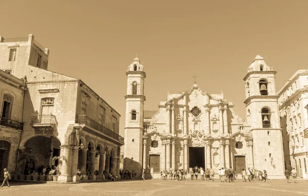 哈瓦那 2017年1月16日 在老哈瓦那大教堂广场的全景与圣 Cristobal 大教堂巴洛克式的建筑学 鹅卵石铺路和邀请廊子都在周围 — 图库照片