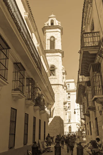 Havana Cuba January 2017 Obispo Street Cathedral Havana Tourists Walking — Stock Photo, Image