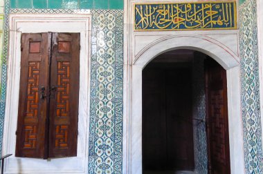 Avlu, Topkapı Sarayı, Istanbul, Türkiye. Topkapı Sarayı nın Osmanlı Sultanlarının birincil ikamet yaklaşık 400 yıl boyunca oldu.