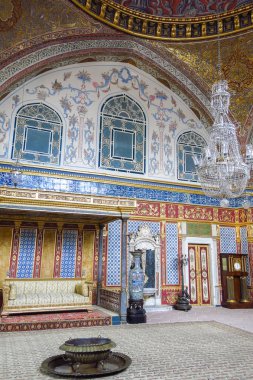 Güzel dekore edilmiş vintage seyirci salonu Sultan, Topkapı Sarayı, Istanbul, Türkiye