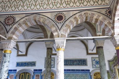 Avlu, Topkapı Sarayı, Istanbul, Türkiye. Topkapı Sarayı nın Osmanlı Sultanlarının birincil ikamet yaklaşık 400 yıl boyunca oldu.