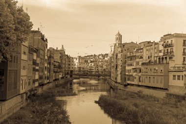 Onyar Nehri Girona şehir çan kulesi, Bazilika Sant Feliu arka planda ile geçiş. Gerona, Costa Brava, Katalonya, İspanya.