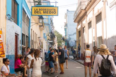 Havana, Küba - 16 Ocak 2017: Bar La Bodeguita del medio, Obispo Caddesi üzerinde. Güneşli bir günde Eski Havana'da günlük sahnede yürümek turistler. Havana, Küba