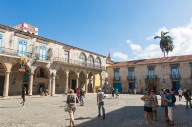Havana, Küba - 16 Ocak 2017: Turist güzel bir günde katedral Meydanı'nda. Eski Havana, Küba'da. Bu meydanda Katedrali, sömürge Sanat Müzesi ve Arkeoloji Müzesi var. Küba