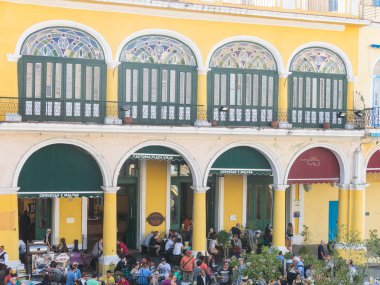 Havana, Küba - 16 Ocak 2017: Tarihi eski Meydanı veya Plaza Vieja eski Havana'nın sömürge mahallede