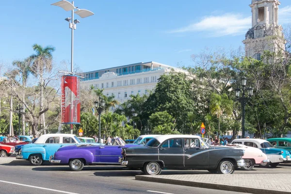 Havana, Küba - 16 Ocak 2017: Eski Havana'da dolaşan elliler eski araba. 2011 tarihinde Yayınlanan yeni bir yasa daha önce Kübalılar sadece yolda önce 1959 edildi vintage arabalar ticaret olabilir..