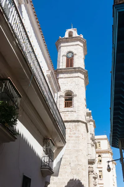 クリストバル大聖堂 ハバナ大聖堂の鐘楼 大聖堂広場は古いハバナ キューバの主要な広場の一つです — ストック写真
