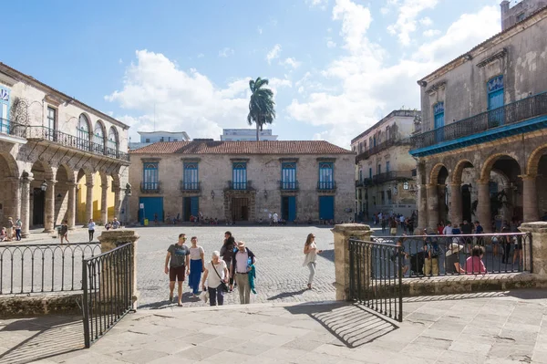 哈瓦那 2017年1月16日 游客在大教堂广场上美丽的一天 古巴的老哈瓦那在这个广场是大教堂 殖民艺术博物馆和考古学博物馆 — 图库照片