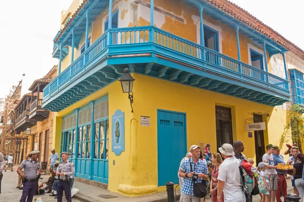 Havanna Kuba Januari 2017 Turister Vandrar Daglig Scen Gamla Havanna — Stockfoto