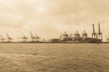 Hamburg, Almanya - 27 Ekim 2016. Hamburg kargo trafikte. Doğu ve Kuzey Avrupa ile ticaret merkezi merkezidir. Bir konteyner liman olarak bu dünyada 2. sırada Avrupa'nın ve yedinci yer alır