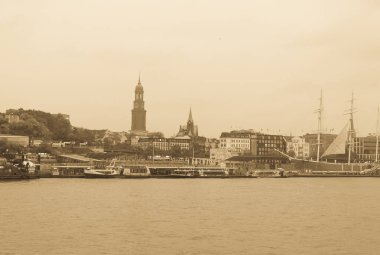 Hamburg, Almanya - 27 Ekim 2016. St. Pauli Piers, Hamburg'un büyük turistik, St Michaelis Church, Gustav Adolf Kilisesi ve barque Rickmer Rickmers görünümünü. Almanya