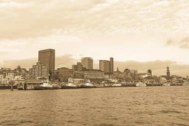 Hamburg, Almanya - 29 Ekim 2016. St. Pauli Piers, Hamburg büyük turistik, St Michaelis Church ve St. Pauli Landungsbrcken görünümünü