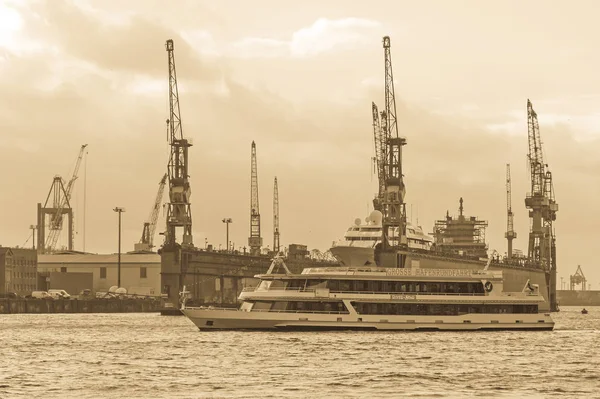 Hamburg Tyskland Oktober 2016 Båt Med Turister Går Floden Elbe — Stockfoto