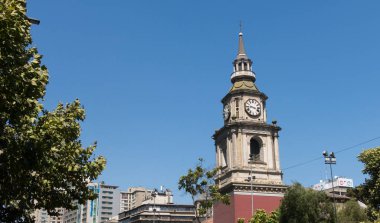 San Francisco Kilisesi, Katolik Tapınağı ve eski manastırda Alameda, Santiago de Chile ana cadde. Barok tarzı, Şili'deki en eski mimari anıt olduğunu.