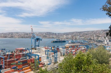 Valparaiso, Şili - 2 Ocak 2018: meşgul kargo liman Valparaiso, Şili, Güney Amerika'da. Şili'deki en önemli liman olduğunu.