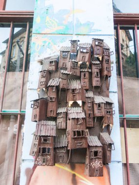 Valparaiso, Şili - 2 Ocak 2018: spontan haraç için şehir bronz taşlarla yapılmış ve duvara yapıştırılmış Valparaiso, bir sokakta. Valparaido, Şili.