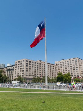Santiago De Chile, Chile - 26 Ocak 2018: dev bayrak şehir Santiago de Chile Meydanı, vatandaşlık ile Avenida La Alameda üzerinde yürüme Şilililer. Şili.