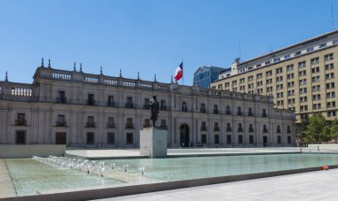 Santiago De Chile, Chile - 26 Ocak 2018: Arturo Alessandri Palma Moneda Sarayı önünde Santiago de Chile anıt. O 20'li ve 30'lu Şili Cumhuriyeti Devlet Başkanı oldu.
