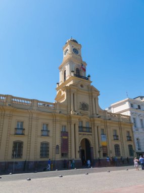 Santiago, Şili - 26 Ocak 2018: Royal Court Sarayı üzerinde plaza de Armas. Şehrin ana Meydanı olduğunu. Santiago ilk yerleşim merkezinde olduğunu. Bu kentsel tasarım 1541 başarılı oldu