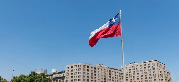 Χιλιανοί Περπάτημα Κοντά Γιγαντιαία Σημαία Στο Avenida Alameda Την Ιθαγένεια — Φωτογραφία Αρχείου