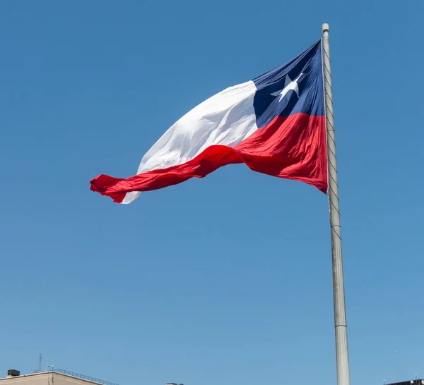 Bandera Chile Desarrolla Contra Cielo Azul Claro Símbolo Patriótico Chile — Foto de Stock