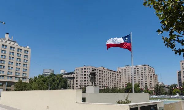 Chilenen Die Der Nähe Der Riesigen Flagge Auf Der Avenida — Stockfoto