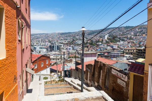 Valparaiso, Şili - 2 Ocak 2018: Tarihi şehir Valparaiso, Şili Cityscape görünüm. Renkli evler ve telaşlı Valparaiso sokakta. Şili'deki en önemli liman olduğunu.