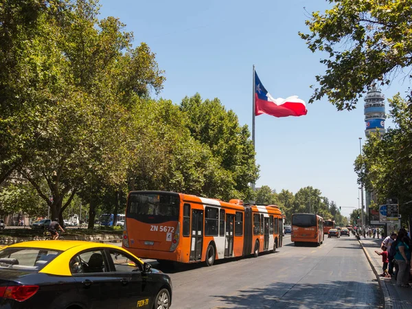 サンティアゴ 2018 Avenida アラメダ サンティアゴ チリの最も重要な通りの強烈なトラフィック 背景には 市民の正方形の旗で — ストック写真