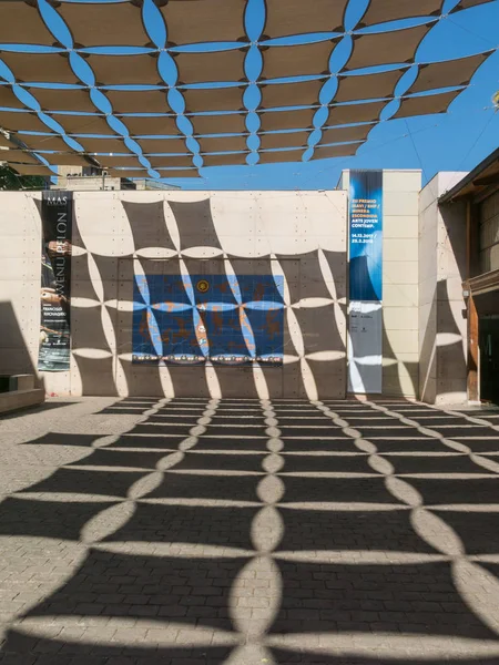 サンティアゴ 2018 晴れた日にミラフローレスの前に 博物館の視覚芸術 マヴィ 近所の広場で 影が飾ら中庭 サンティアゴ — ストック写真