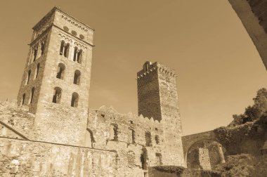 Cap de Creus Doğal Parkı 'ndaki Sant Pere de Rodes Manastırı. İspanya 'nın Katalonya eyaletinin kuzeydoğusunda Alt Emporda komününde yer alan eski bir Benedikt manastırıdır..