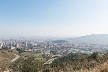 Kirli şehir Barcelona, Collserola dağın üzerinden genel bakış ele duman tabakası ile. Barcelona, Katalonya, İspanya