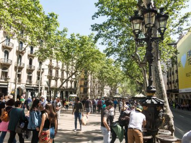 Barcelona, İspanya - 21 Nisan 2018: Yüzlerce kişi Barcelona, Ramblas işlek caddede promenading.