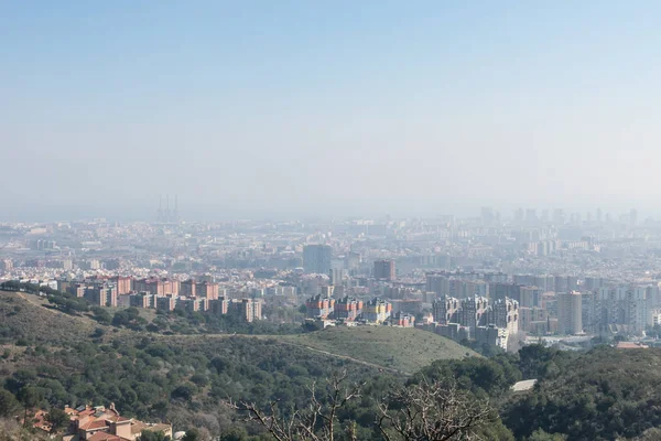 それ以上のスモッグの層で Collserola 山からバルセロナの汚染都市の概要バルセロナ カタロニア スペイン — ストック写真