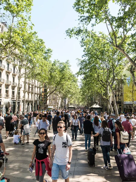 Barcelona España Abril 2018 Cientos Personas Pasean Por Calle Más — Foto de Stock