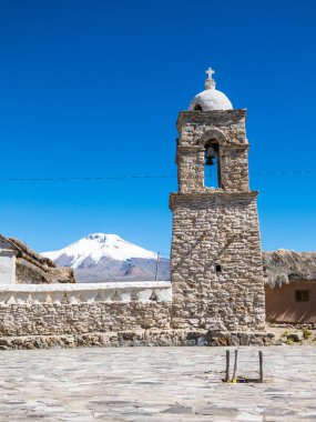 Sajama köyünün taş kilisesi. Küçük bir And kasabası olan Sajama, Bolivya Altiplano. Ana ekonomik faaliyeti lama otlatma ve dağ turizmidir. Güney Amerika