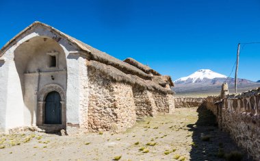 Sajama köyünün taş kilisesi. Küçük bir And kasabası olan Sajama, Bolivya Altiplano. Ana ekonomik faaliyeti lama otlatma ve dağ turizmidir. Güney Amerika