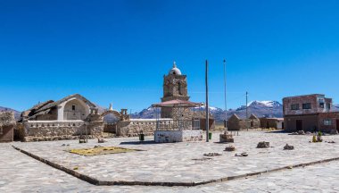 Küçük bir And kasabası olan Sajama, Bolivya Altiplano. Ana ekonomik faaliyeti lama otlatma ve dağ turizmidir. Güney Amerika