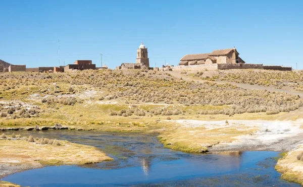 Küçük Şehir Sajama Sajama Nehri Üzerinden Bolivya Altiplano Onun Ana — Stok fotoğraf