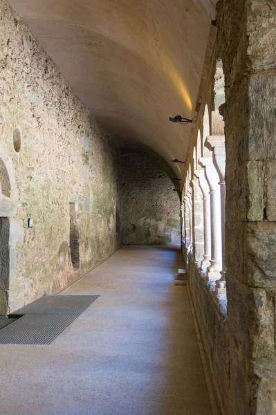 圣佩雷日罗杰斯修道院回廊 它是前的本笃会修道院中的 Alt Emporda 在北东的加泰罗尼亚 西班牙阿利坎特省 — 图库照片