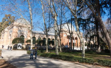 Madrid, İspanya - 27 Ocak 2018: Velazquez sarayda (Palacio de Velazquez) Buen Retiro Park (Parque de El Retiro), en büyük ve en güzel Madrid parkları. Madrid, İspanya.