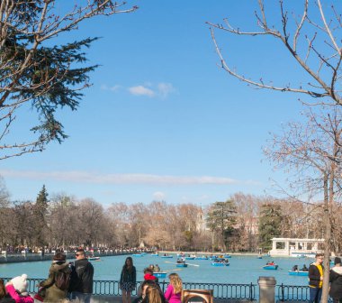 Madrid, İspanya - 27 Ocak 2018: Turist gölet Parque del Buen Retiro - Park hoş geri çekilme Madrid, İspanya, güzel resim