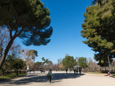 Madrid, İspanya - 27 Ocak 2018: Yol Madrid Retiro Park içinde. Buen Retiro Park bir tarihi Bahçe ve kamu parkı, kentin ana turistik merkezlere biri olarak kabul olduğunu. İspanya.