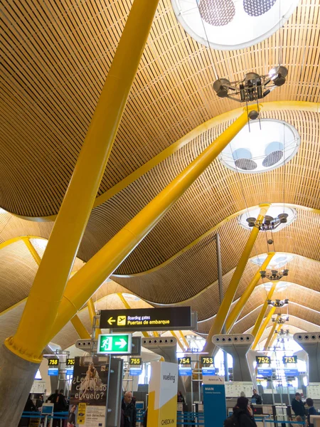 西班牙马德里 2018年1月27日 马德里机场的内部 4号航站楼的内部 由安东尼奥 Lamela 和理查德 罗杰斯设计 — 图库照片