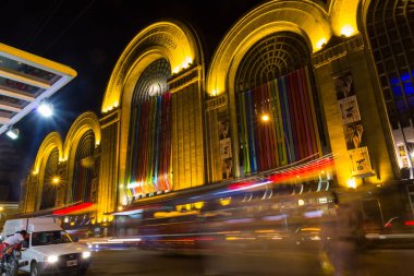 Buenos Aires, Arjantin - 20 Eylül: gece yoğun trafik Corrientes Caddesi üzerinde. Abasto bina cephe, Buenos Aires, Arjantin