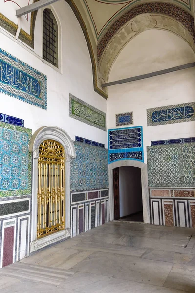 Güzel dekorasyon üzerinde Topkapı Sarayı, Istanbul, Türkiye. 